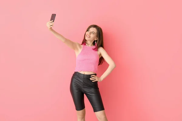 Elegante Joven Mujer Tomando Selfie Sobre Fondo Color — Foto de Stock