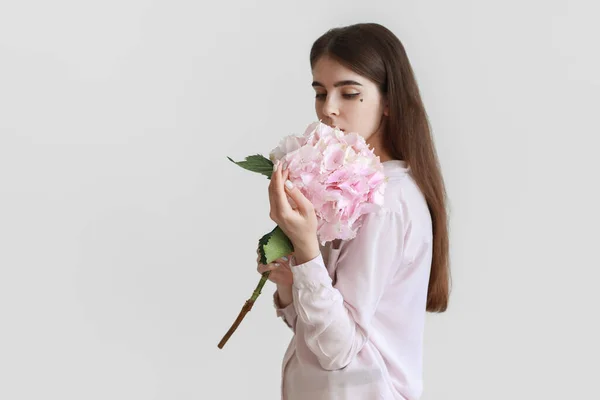 Mujer Joven Con Flores Hortensias Sobre Fondo Claro —  Fotos de Stock