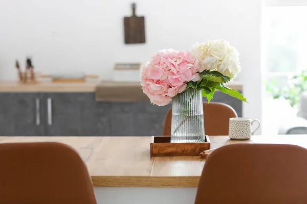 Jarrón Con Flores Hortensias Mesa Cocina — Foto de Stock