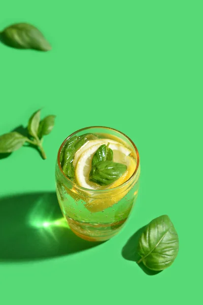 Glas Smakelijke Limonade Met Basilicum Kleur Achtergrond — Stockfoto