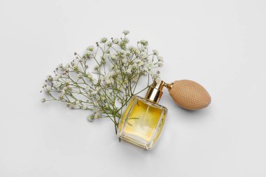 Beyaz arka planda güzel çikila çiçekleri ve parfüm