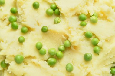 Patates püresi ve bezelye arkaplan olarak taze, yakın plan.