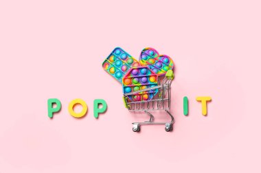 Kıpır kıpır oyuncaklar ve renkli alışveriş arabası