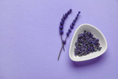 Güzel lavanta çiçekleri ve arka planda bir kase