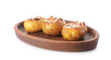 Beyaz arka planda fırında patates tabağı.