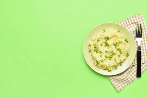 Platt Med Mosad Potatis Gröna Ärtor Och Gaffel Färg Bakgrund — Stockfoto