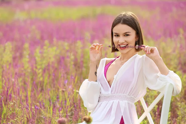 Çiçek Açan Alanda Dinlenen Güzel Genç Bir Kadın — Stok fotoğraf