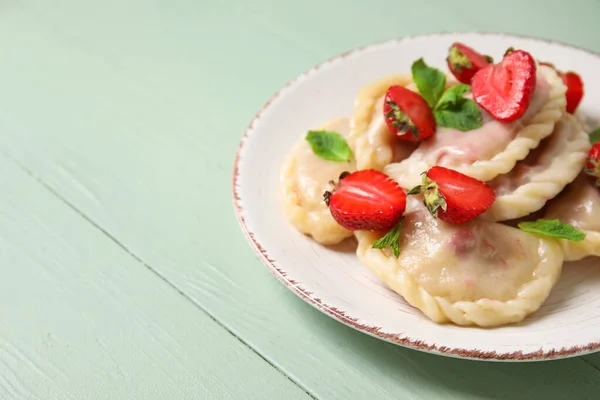 Πιάτο Νόστιμα Ζυμαρικά Φράουλα Στο Χρώμα Ξύλινο Φόντο Closeup — Φωτογραφία Αρχείου