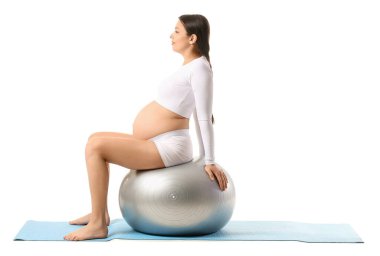 Genç hamile kadın beyaz arka planda eğitim görüyor.