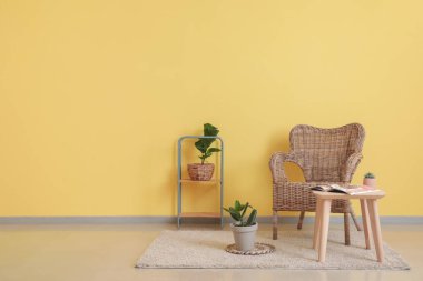 Koltuklu şık bir oda.