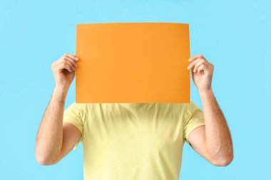 Renk arkaplanı sayfası boş genç bir adam