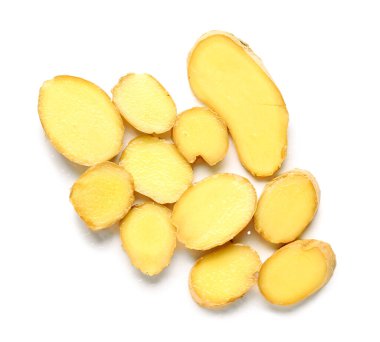 Beyaz arka planda taze zencefil dilimleri