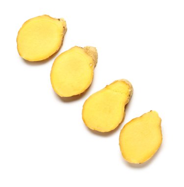 Beyaz arka planda taze zencefil dilimleri