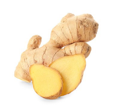 Beyaz arka planda dilimleri olan taze zencefil