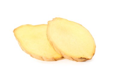 Beyaz arka planda taze zencefil dilimleri