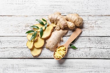 Hafif ahşap arka planda taze zencefilli kompozisyon