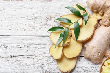 Hafif ahşap arka planda taze zencefilli kompozisyon