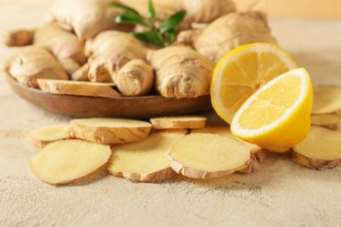 Taze zencefil dilimleri ve limon.