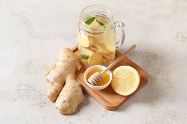 Taze zencefilli limonata, bal ve limonlu ahşap tahta.