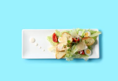 Renkli taze Sezar salatası tabağı.