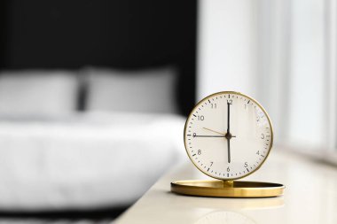 Yatak odasındaki masada çalar saat.