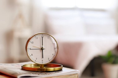 Yatak odasındaki masada çalar saat.