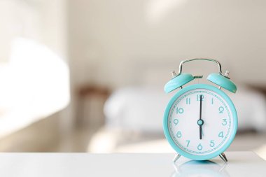 Yatak odasındaki masada çalar saat.