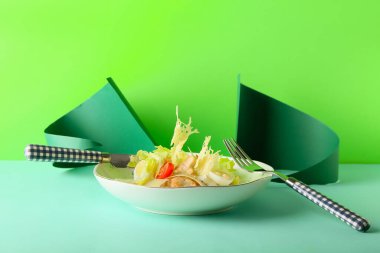 Renkli taze Sezar salatası tabağı