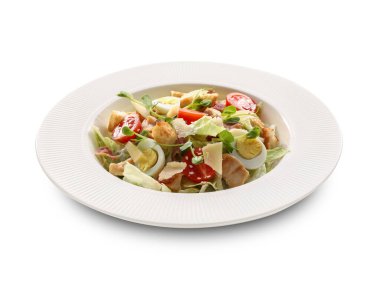 Beyaz arka planda lezzetli Sezar salatası.