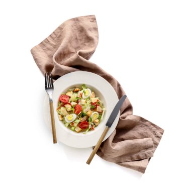 Beyaz arka planda lezzetli Sezar salatası.