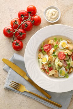 Lezzetli Sezar salatası ve soslu bir tabak.