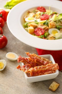 Hafif arka planda lezzetli Sezar salatası tabağı, yakın plan.