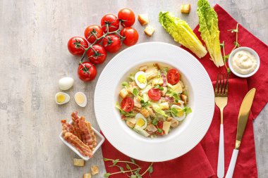 Tatlı Sezar salatası ve hafif arkaplanda sos ile kompozisyon