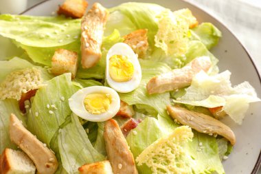 Tabakta lezzetli Sezar salatası, yakın plan.