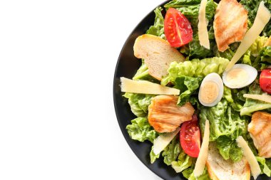 Beyaz arka planda lezzetli Sezar salatası.