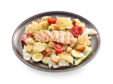 Beyaz arka planda lezzetli Sezar salatası.