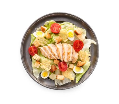 Beyaz arka planda lezzetli Sezar salatası.