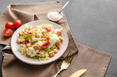 Lezzetli Sezar salatası ve koyu arkaplanda sos.