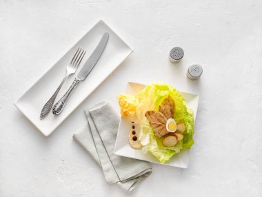 Hafif arka planda lezzetli Sezar salatası tabağı