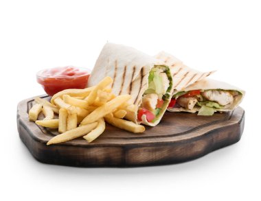 Soslu leziz donör kebabı ve beyaz arka planda patates kızartması.