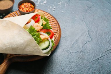 Koyu arkaplanda lezzetli donör kebabı olan tahta, yakın plan