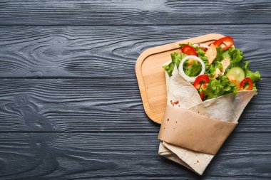 Koyu ahşap arka planda lezzetli donör kebabı olan tahta.