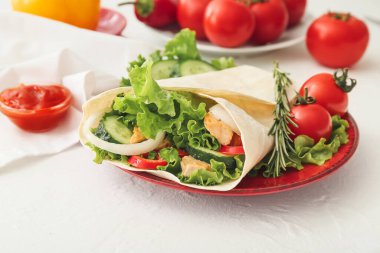 Hafif arka planda leziz donör kebap ve sos tabağı, yakın plan.