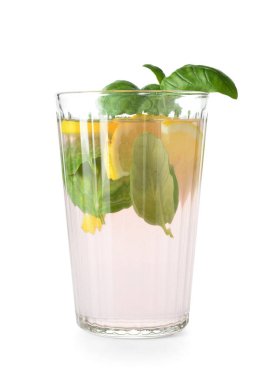 Beyaz arka planda fesleğenli lezzetli bir limonata.