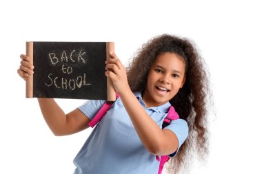 Beyaz arka planda kara tahtayla okula geri dönen sevimli Afro-Amerikalı kız.