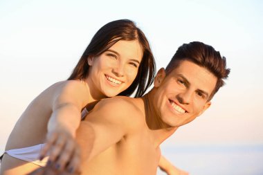 Deniz kıyısındaki mutlu genç çift