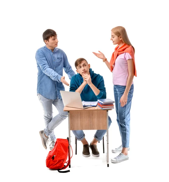 同級生が白い背景で学校のテストに合格するのを助ける学生 — ストック写真
