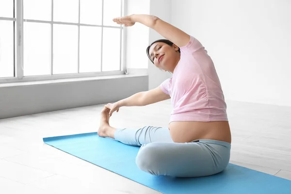Genç Hamile Kadın Spor Salonunda Yoga Yapıyor — Stok fotoğraf