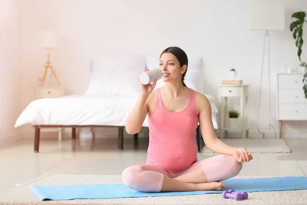 Mujer Embarazada Joven Bebiendo Agua Dormitorio — Foto de Stock