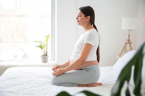 Mujer Embarazada Joven Practicando Yoga Dormitorio — Foto de Stock